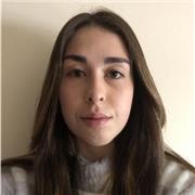 Profesora de matemáticas imparte clases a niños y niñas hasta 4° de la ESO